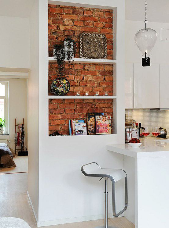 Mur en briques dans une cuisine avec finition blanche