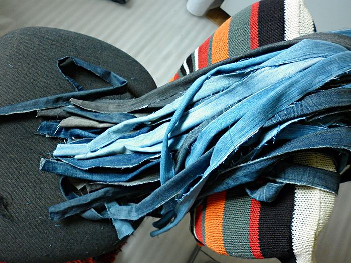 tabung yang dijahit dari strip jeans